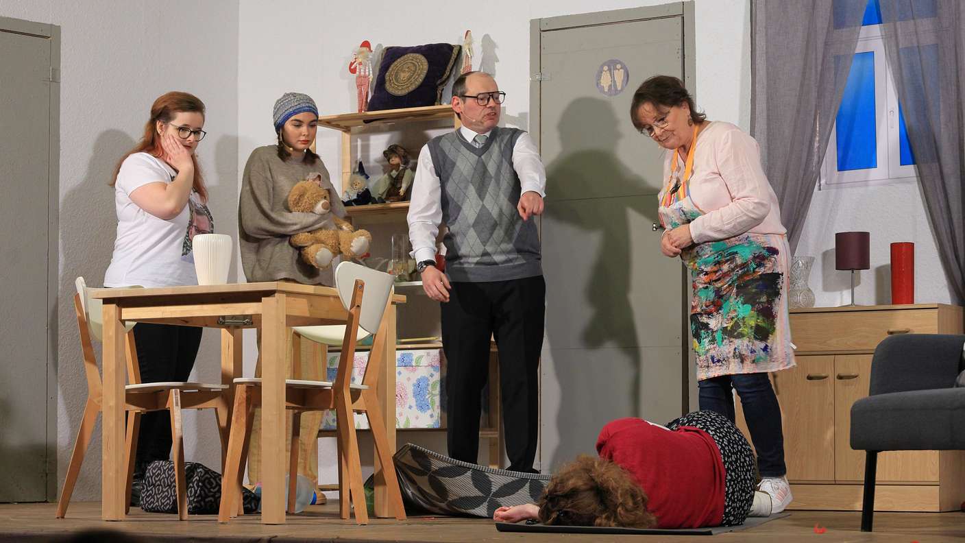 36588833-die-theatergruppe-des-mtv-vernawahlshausen-spielt-theater-vier-personen-beraten-was-mit-der-vermeintlichen-leiche-am-boden-geschehen-soll-3e7a.jpg